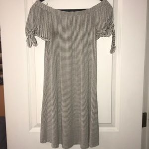 Off-the-shoulder striped dress ☀️